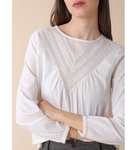 CAMISETA CON BORDADOS AL TONO