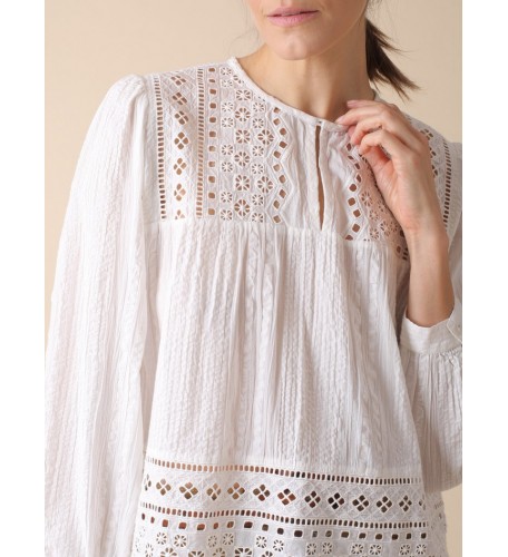 BLUSA ROMÁNTICA CON ABERTURA Y VAINICAS
