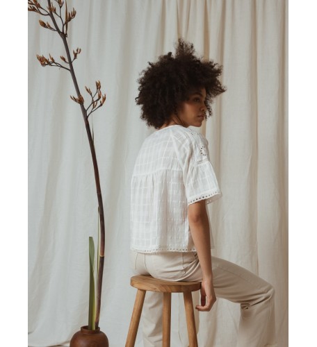 BLUSA CON CALADOS