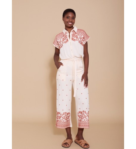 Pantalón cropped con bordado floral