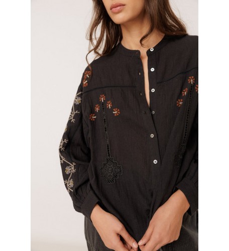 CAMISA BORDADA CON VOLUMEN